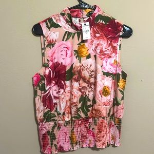 Cute floral top never worn